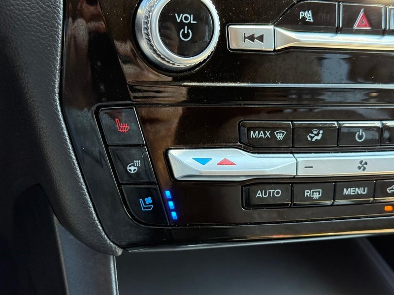 Ford Explorer Vehicle Full-screen Gallery Image 29