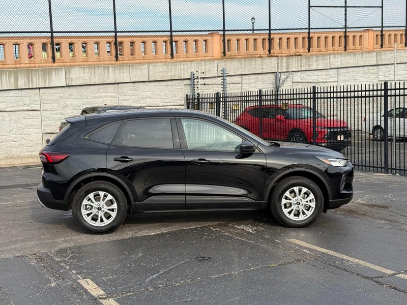 Ford Escape Vehicle Full-screen Gallery Image 3