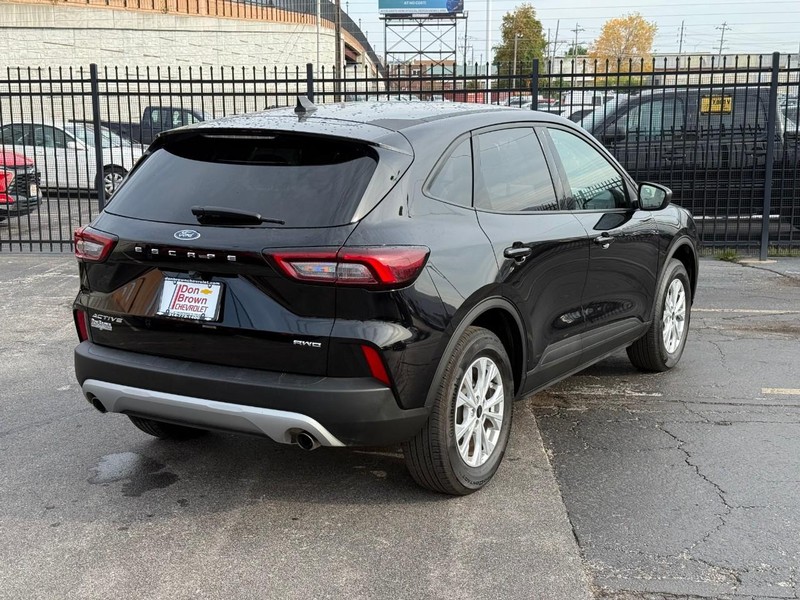 Ford Escape Vehicle Full-screen Gallery Image 4