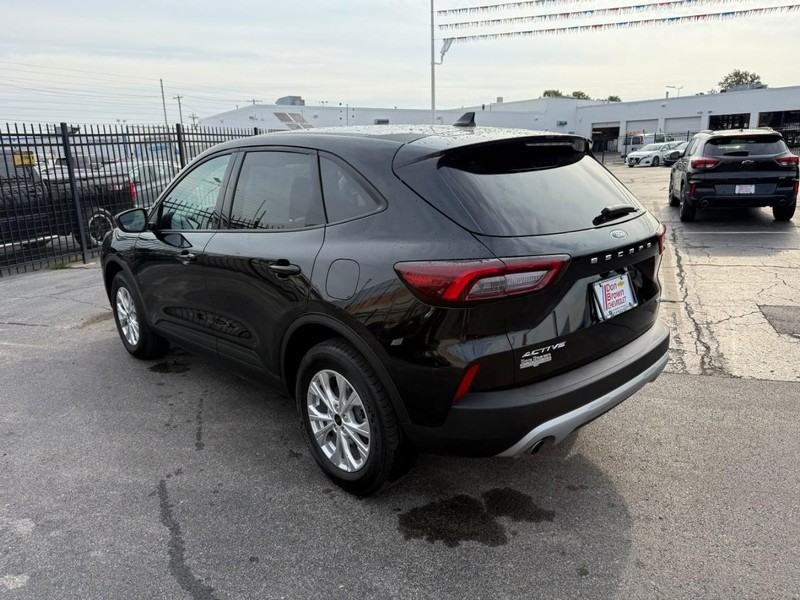 Ford Escape Vehicle Full-screen Gallery Image 6