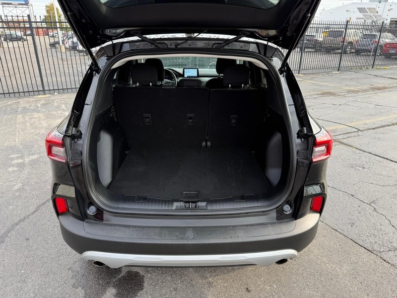 Ford Escape Vehicle Full-screen Gallery Image 10