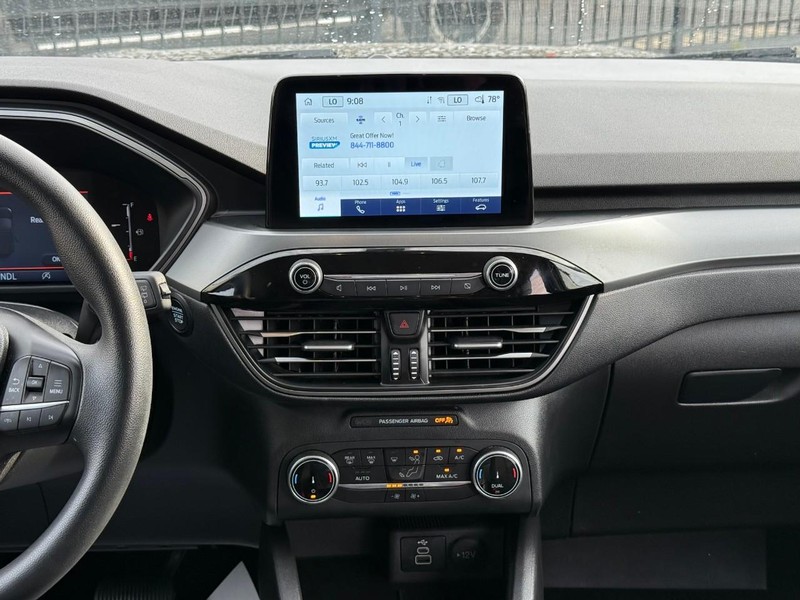 Ford Escape Vehicle Full-screen Gallery Image 19