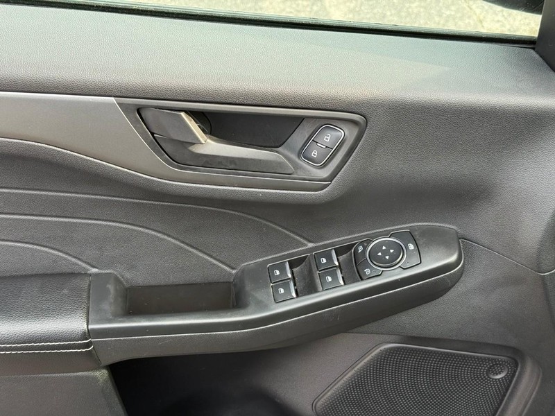 Ford Escape Vehicle Full-screen Gallery Image 21