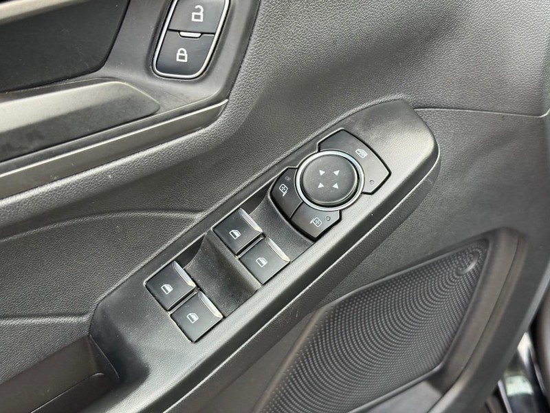 Ford Escape Vehicle Full-screen Gallery Image 22