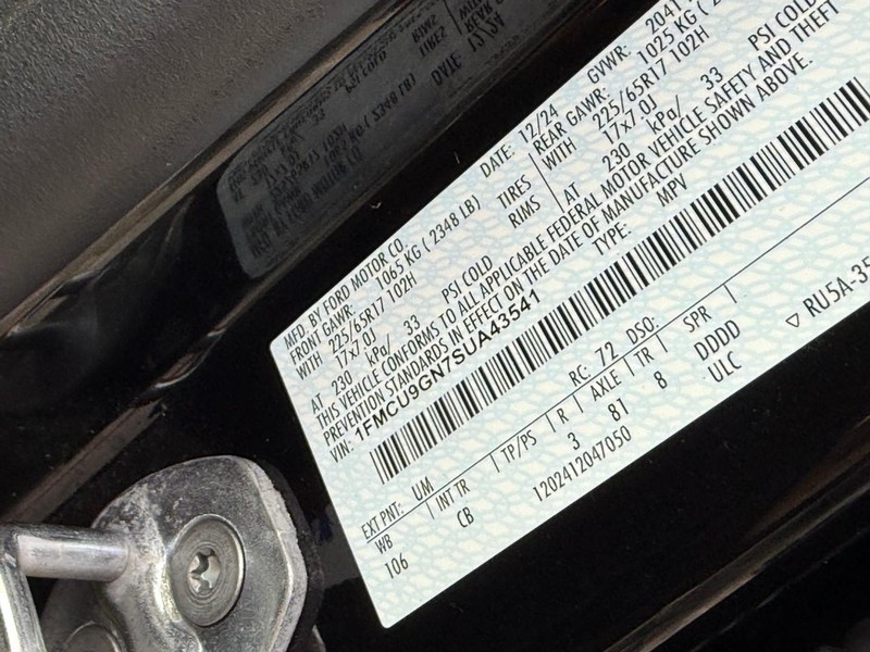 Ford Escape Vehicle Full-screen Gallery Image 29