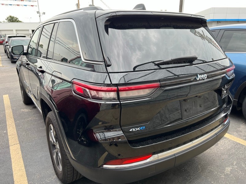 Jeep Grand Cherokee 4xe Vehicle Full-screen Gallery Image 4