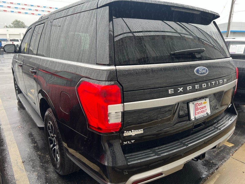 Ford Expedition Max Vehicle Full-screen Gallery Image 4