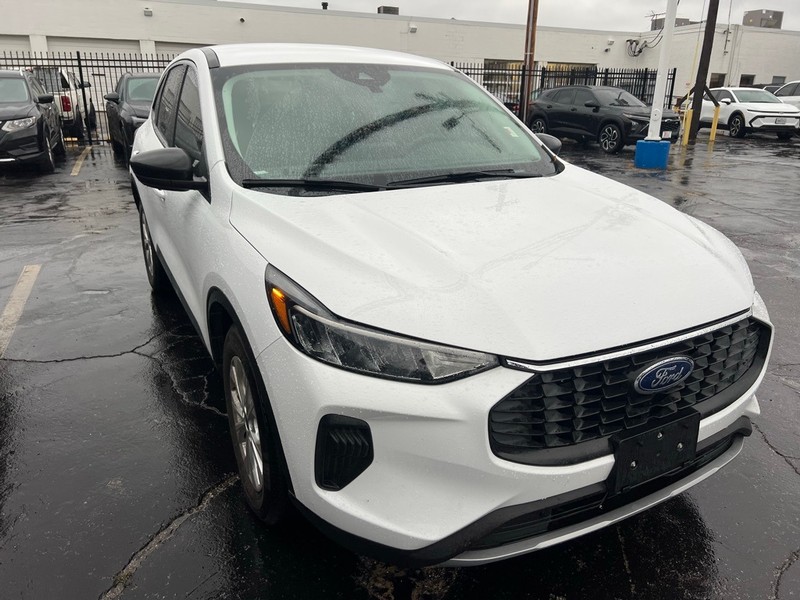 Ford Escape Vehicle Full-screen Gallery Image 3