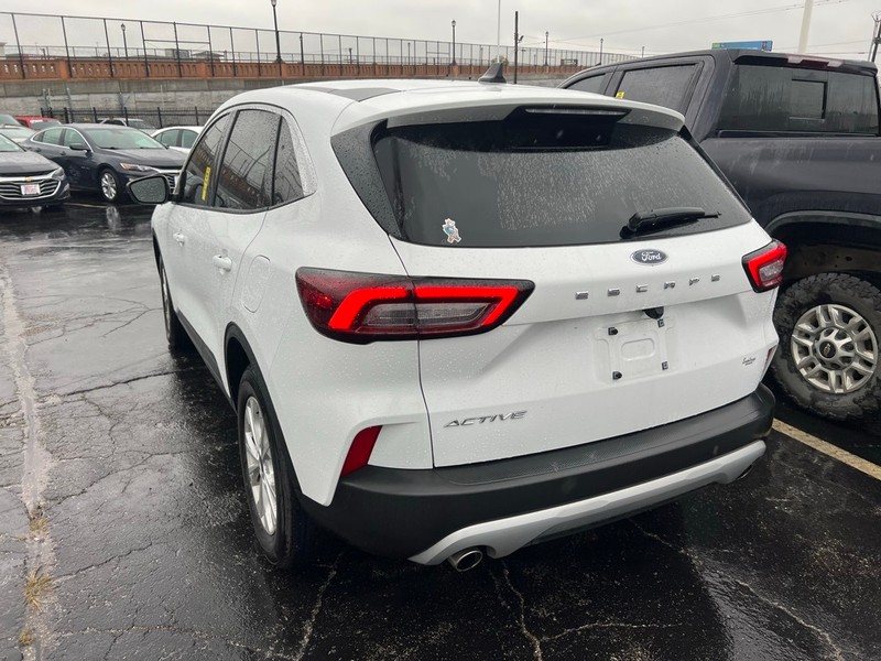 Ford Escape Vehicle Full-screen Gallery Image 4