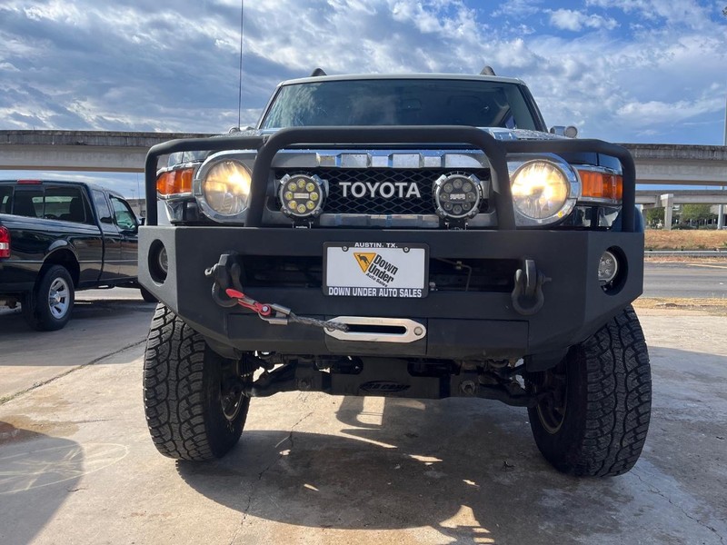 Toyota FJ Cruiser Vehicle Image 02