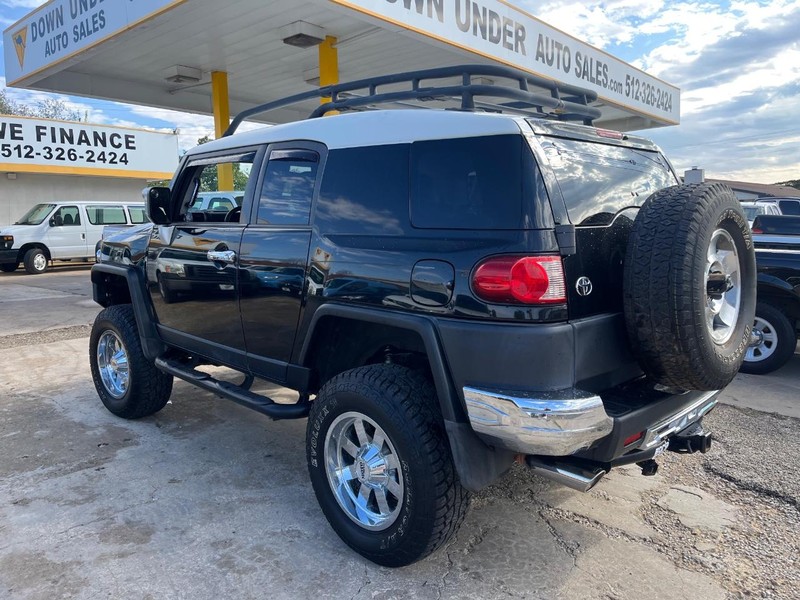 Toyota FJ Cruiser Vehicle Image 04