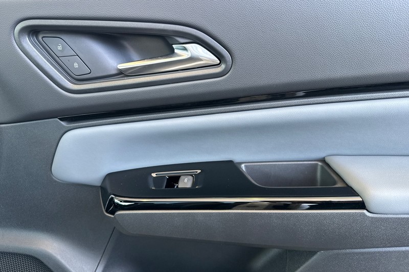 Honda Prologue Vehicle Full-screen Gallery Image 23