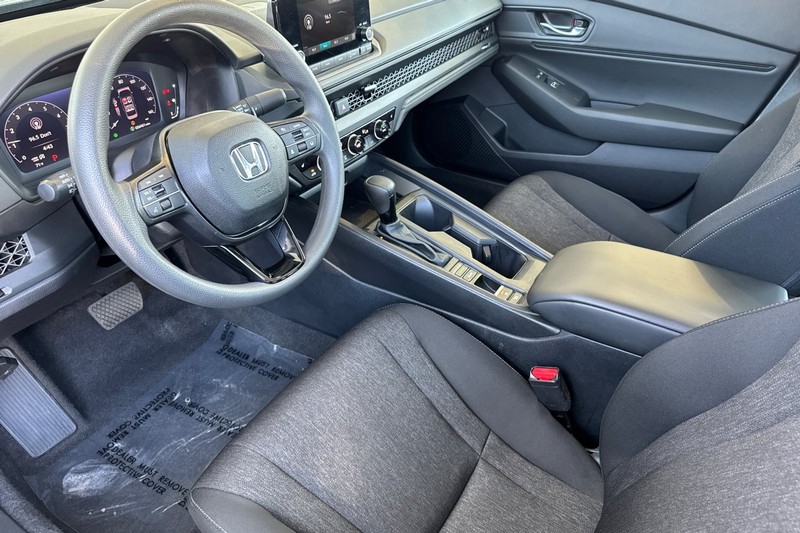 Honda Accord Sedan Vehicle Full-screen Gallery Image 11