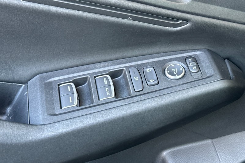 Honda Accord Sedan Vehicle Full-screen Gallery Image 14
