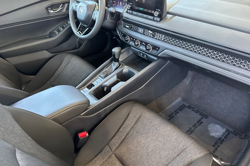 Honda Accord Sedan Vehicle Full-screen Gallery Image 19