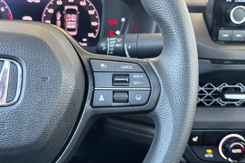 Honda Accord Sedan Vehicle Full-screen Gallery Image 29