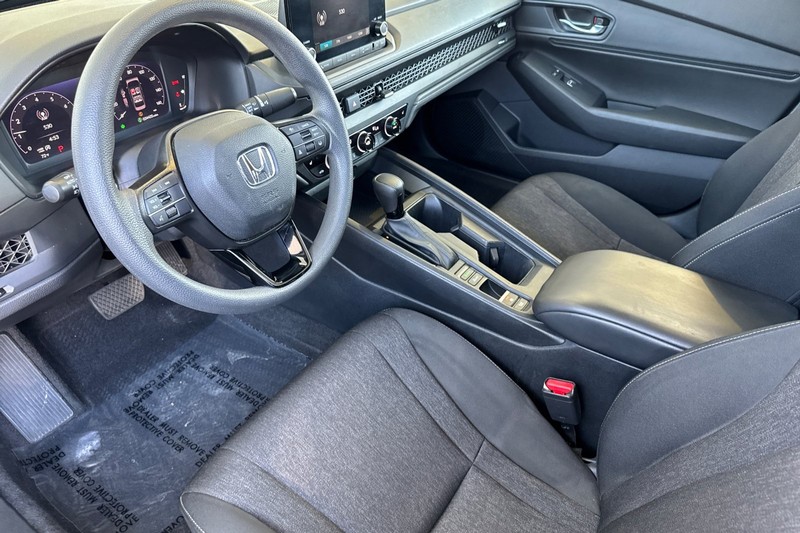 Honda Accord Sedan Vehicle Full-screen Gallery Image 11