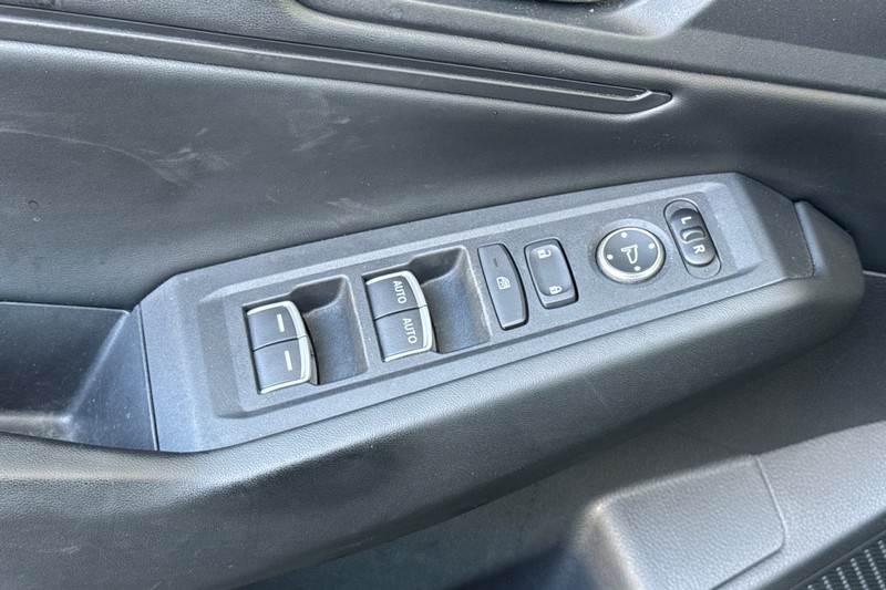Honda Accord Sedan Vehicle Full-screen Gallery Image 14