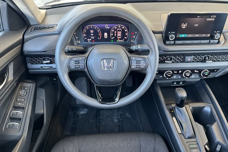 Honda Accord Sedan Vehicle Full-screen Gallery Image 17