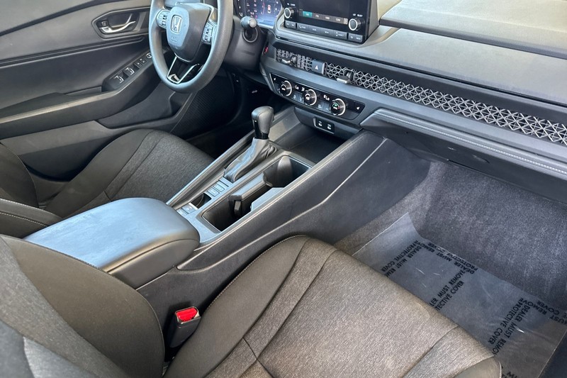 Honda Accord Sedan Vehicle Full-screen Gallery Image 19