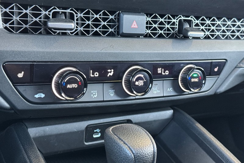 Honda Accord Sedan Vehicle Full-screen Gallery Image 24