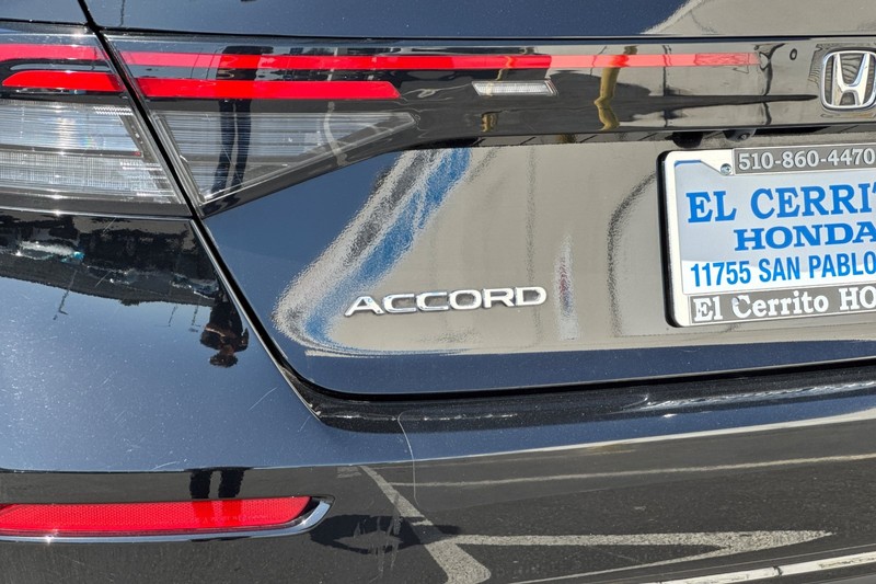 Honda Accord Sedan Vehicle Full-screen Gallery Image 34