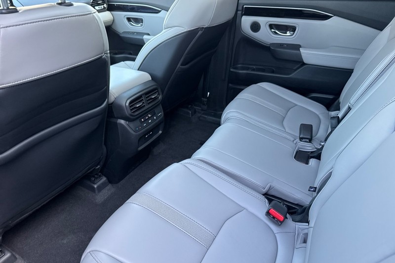 Honda Pilot Vehicle Full-screen Gallery Image 15