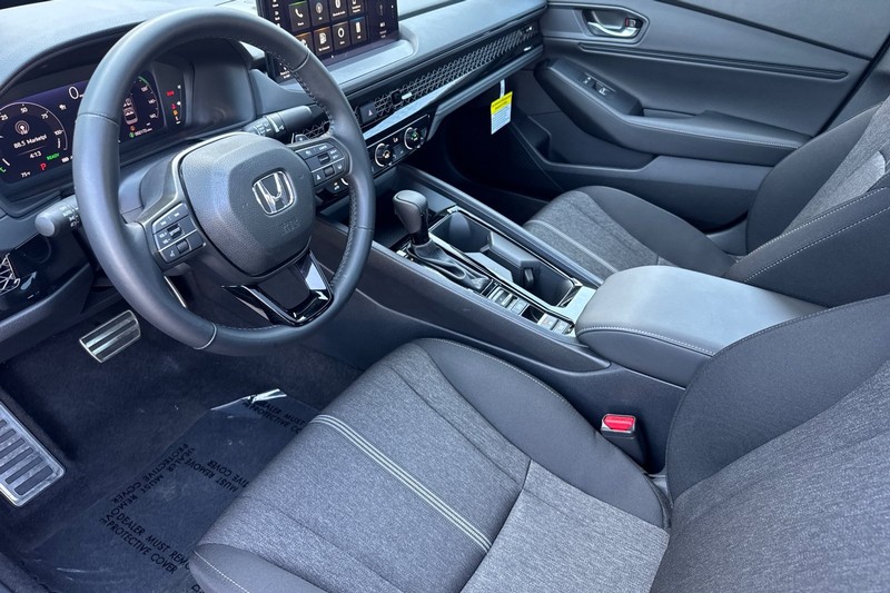 Honda Accord Hybrid Vehicle Full-screen Gallery Image 11