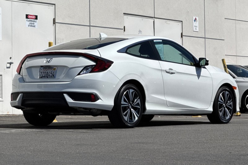 Honda Civic Coupe Vehicle Full-screen Gallery Image 03