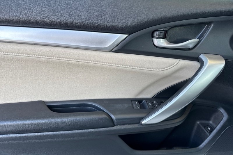Honda Civic Coupe Vehicle Full-screen Gallery Image 13