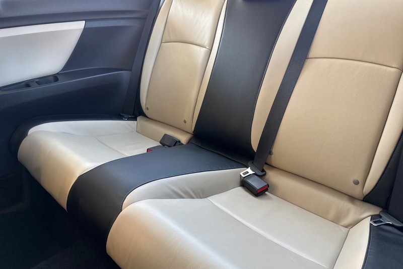 Honda Civic Coupe Vehicle Full-screen Gallery Image 15