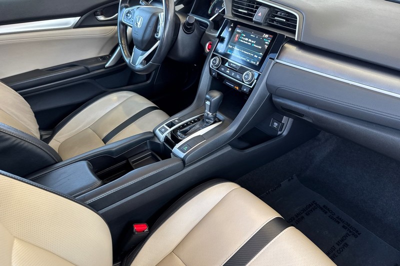 Honda Civic Coupe Vehicle Full-screen Gallery Image 19