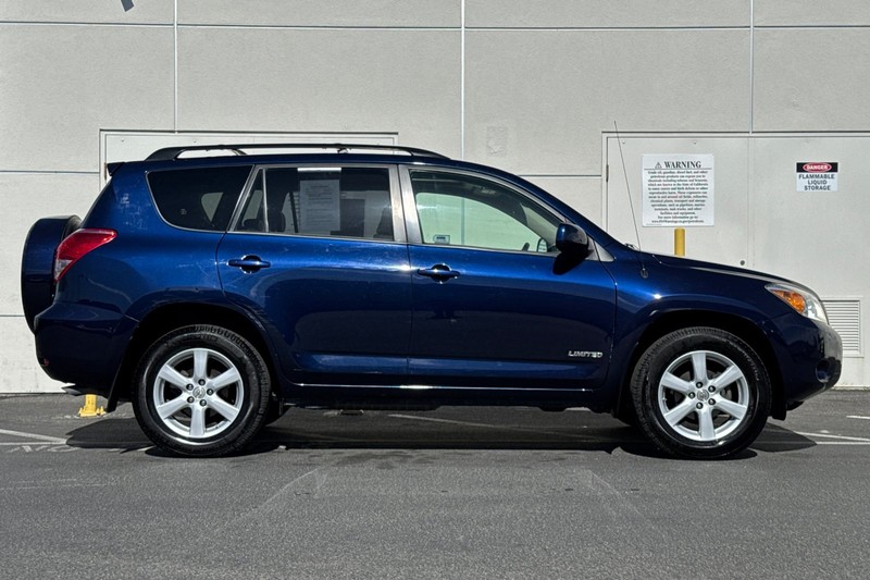 Toyota RAV4 Vehicle Full-screen Gallery Image 02