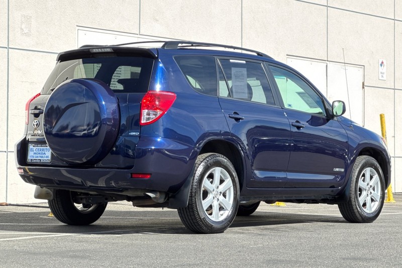 Toyota RAV4 Vehicle Full-screen Gallery Image 03