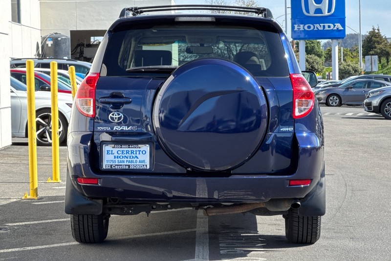 Toyota RAV4 Vehicle Full-screen Gallery Image 06