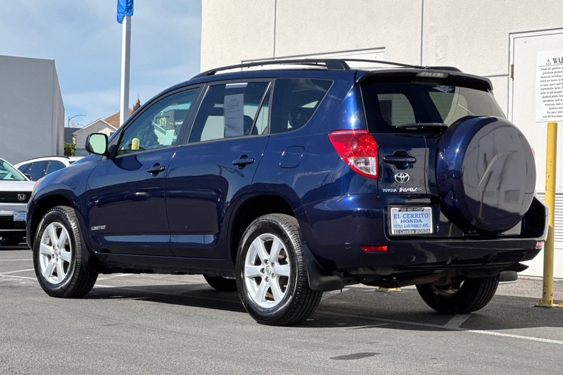 Toyota RAV4 Vehicle Full-screen Gallery Image 07