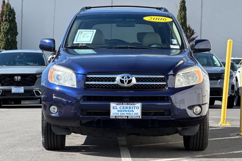 Toyota RAV4 Vehicle Full-screen Gallery Image 10