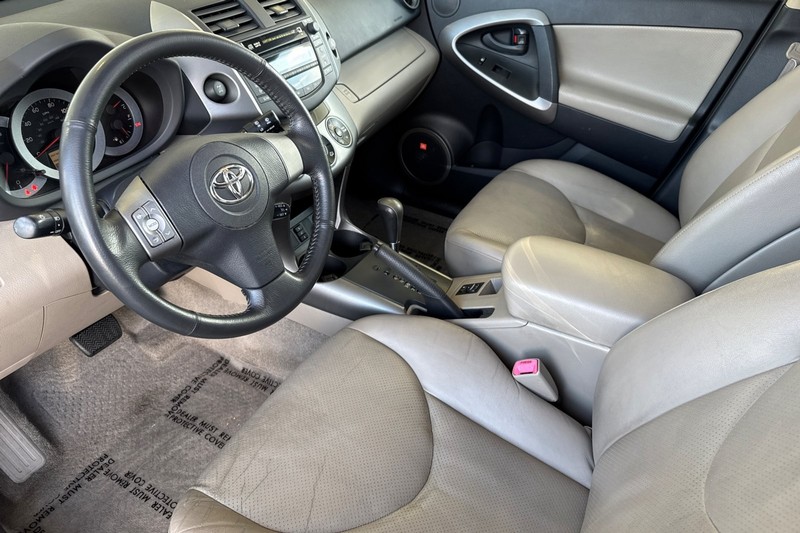 Toyota RAV4 Vehicle Full-screen Gallery Image 11