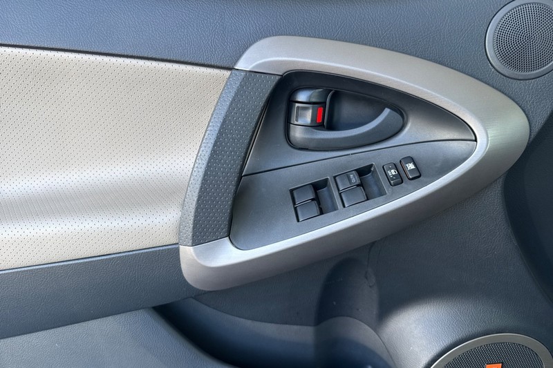 Toyota RAV4 Vehicle Full-screen Gallery Image 13