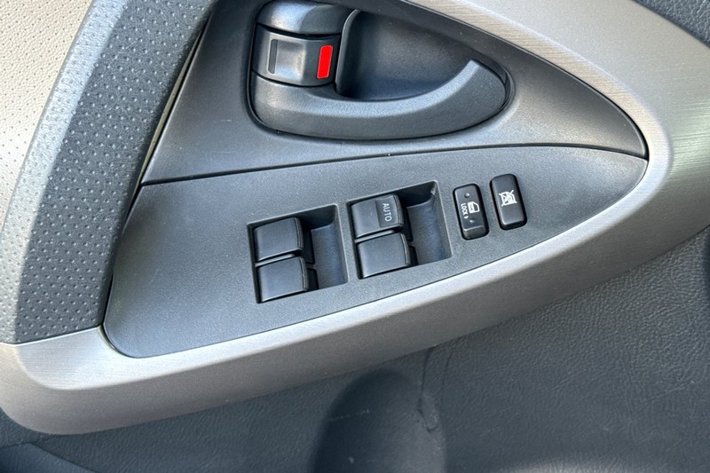 Toyota RAV4 Vehicle Full-screen Gallery Image 14