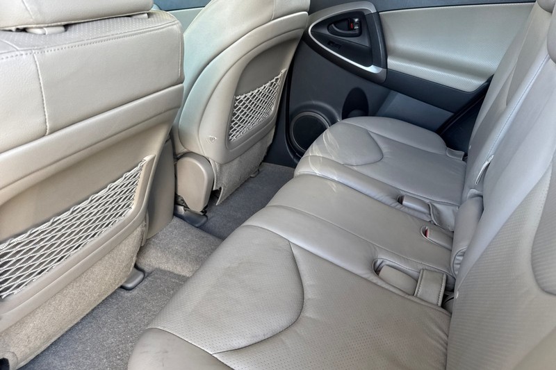 Toyota RAV4 Vehicle Full-screen Gallery Image 15