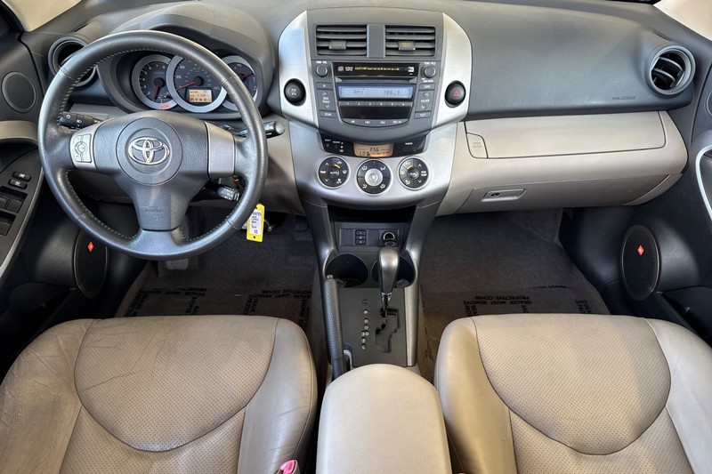 Toyota RAV4 Vehicle Full-screen Gallery Image 16
