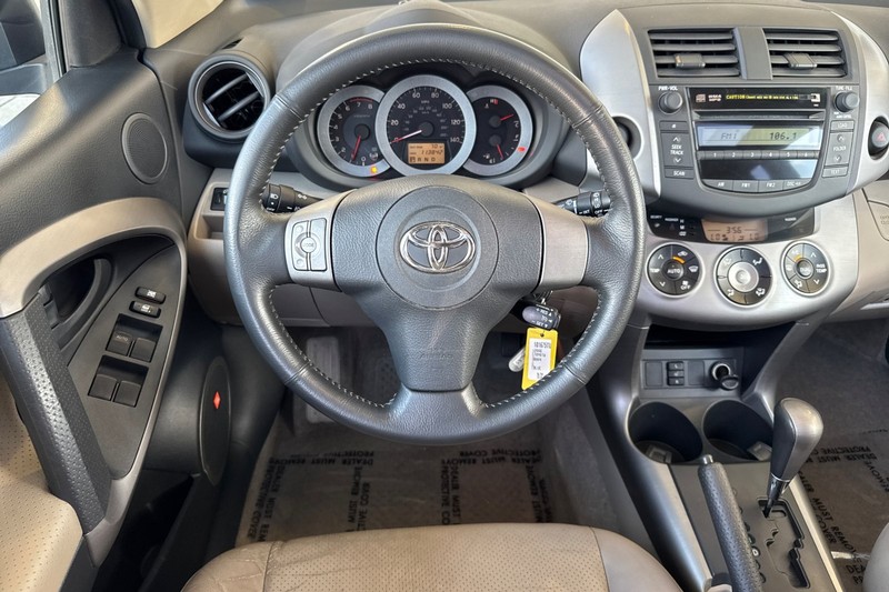 Toyota RAV4 Vehicle Full-screen Gallery Image 17