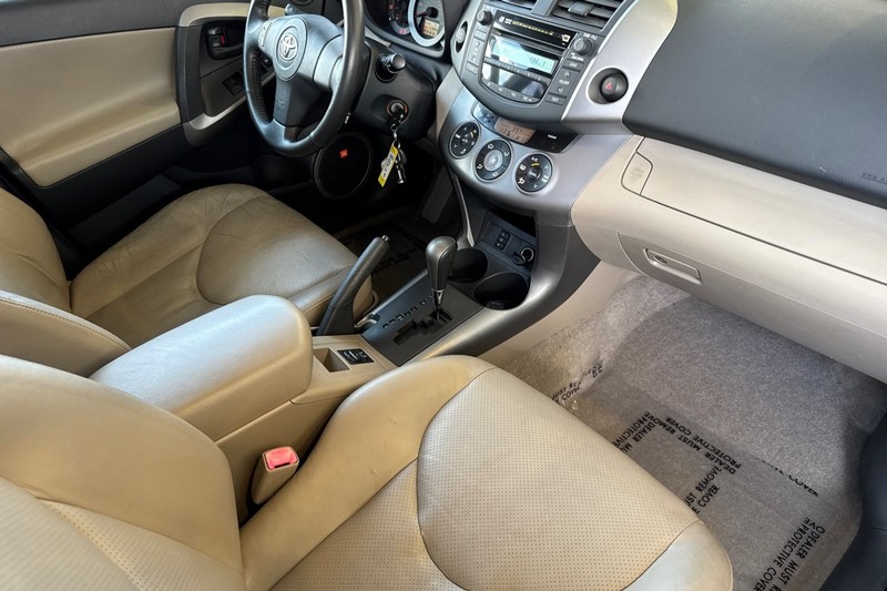 Toyota RAV4 Vehicle Full-screen Gallery Image 20