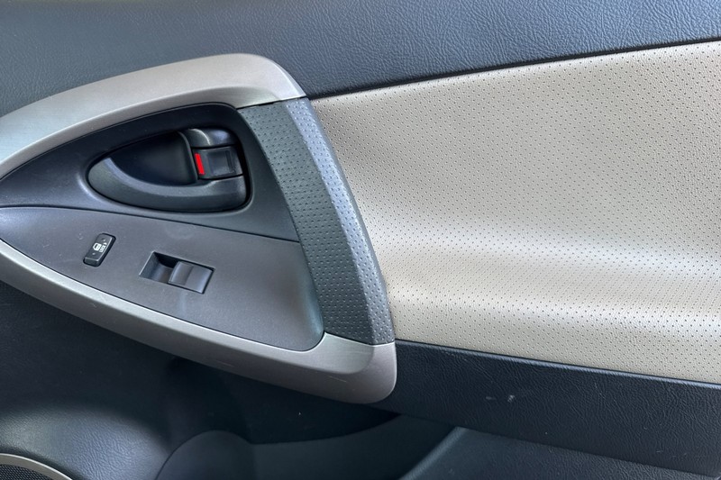 Toyota RAV4 Vehicle Full-screen Gallery Image 22