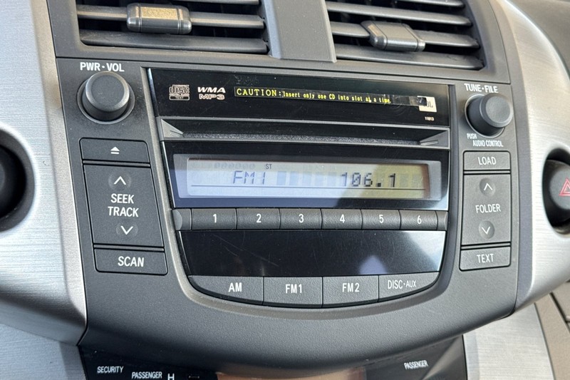 Toyota RAV4 Vehicle Full-screen Gallery Image 24