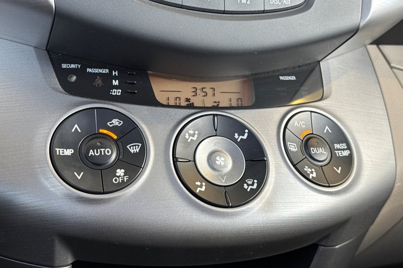 Toyota RAV4 Vehicle Full-screen Gallery Image 25