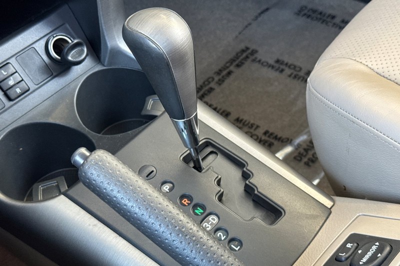 Toyota RAV4 Vehicle Full-screen Gallery Image 26