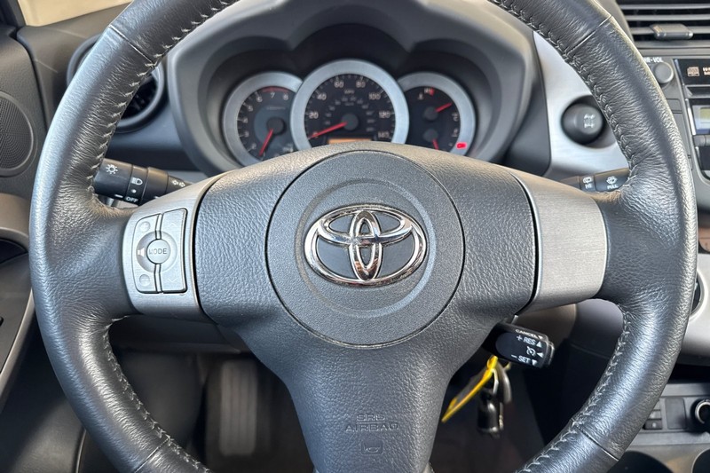 Toyota RAV4 Vehicle Full-screen Gallery Image 27