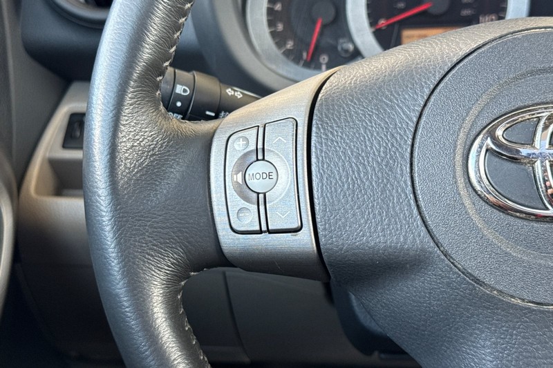 Toyota RAV4 Vehicle Full-screen Gallery Image 28